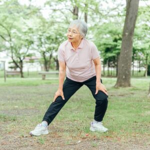 高齢者が知っておくべき下肢静脈瘤の予防と治療法：症状を悪化させないために